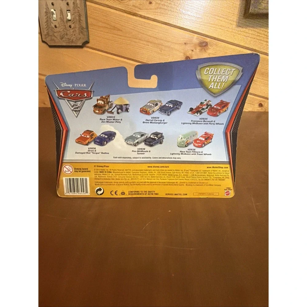 New Disney Pixar Cars 2 RACE TEAM FILLMORE & LIGHTNING MCQUEEN 2-Pack On Card